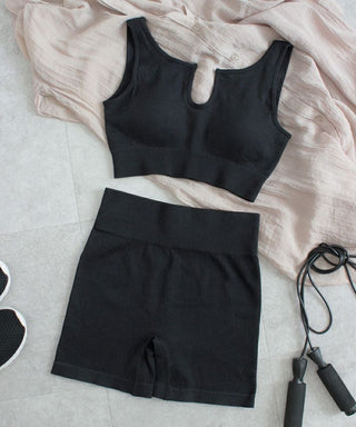 キーネックブラ&ショートパンツ